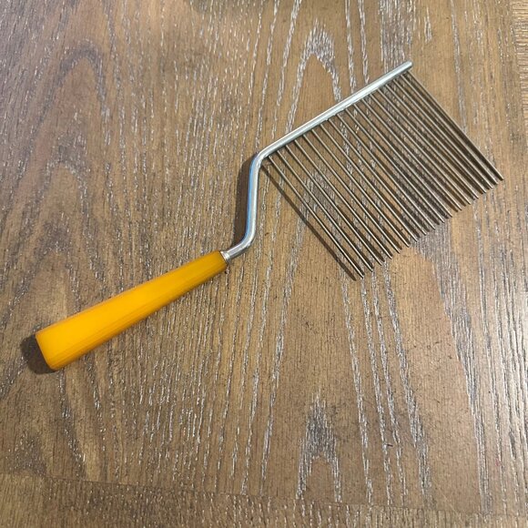 Vintage Cake Comb Cutter Bakelite Handle - Picture 4 of 4